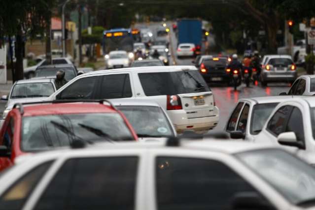 Chuva pega popula&ccedil;&atilde;o desprevenida e tumultua o tr&acirc;nsito