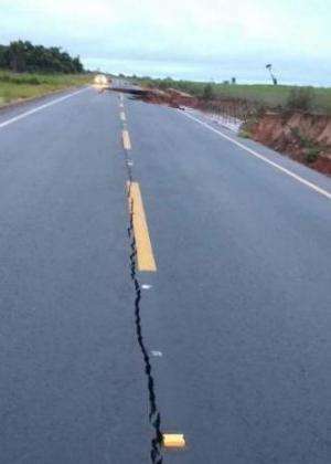 Asfalto da rodovia MS-180 racha e desmorona em v&aacute;rios trechos