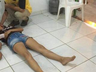 Vítima ao chão aguardando atendimento do Corpo de Bombeiros;. ela foi socorrida com suspeita de fratura na coluna (Foto: Direto das Ruas) 