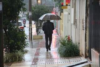 Sábado amanheceu com chuva e temperatura amena na Capital. (Foto: Marcos Ermínio)