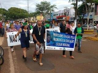 Índios protestam em defesa da educação, hoje em Dourados (Foto: Cido Costa/Dourados Agora)