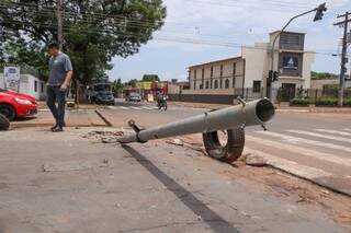 Caminhão arranca semáforo na entrada das Moreninhas e complica trânsito Caminhão arranca semáforo na entrada das Moreninhas e complica trânsito