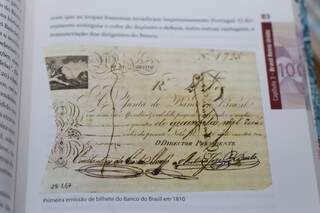 A primeira cédula impressa no Brasil está registrada num livro (Foto: Paulo Francis)