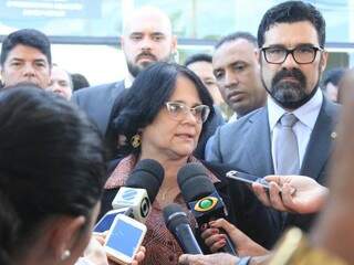Ministra em entrevista coletiva durante agenda na Capital (Foto: Marina Pacheco) 