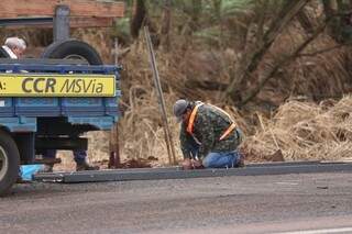 Operários inciaram os trabalhos por Caarapó, onde 20 quilômetros serão duplicados na primeira fase (Foto: Marcelo Victor)