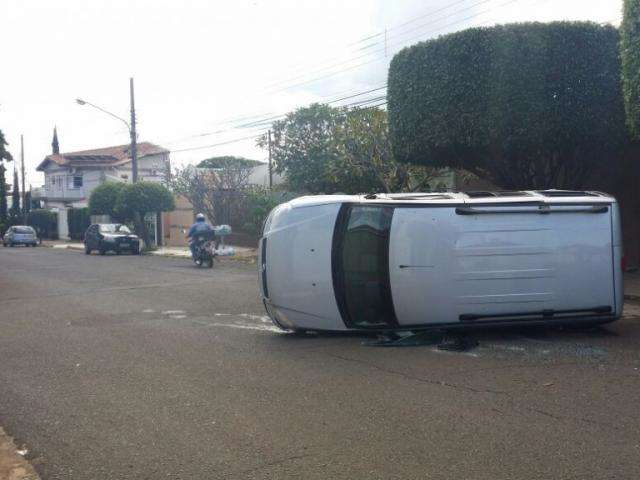 Condutor desrespeita o &quot;Pare&quot; e atinge carro de padre no Monte L&iacute;bano 