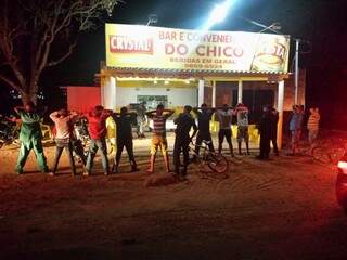  Na região das Chácaras das Mansões diversas pessoas foram abordadas em bares e locais de aglomeração. (Foto: Divulgação/PM)
