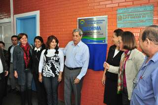 André inaugura reforma de escola ao lado da secretária de educação e funcionários do local. (Foto: João Garrigó)