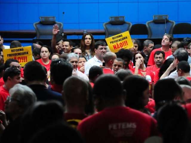 Ap&oacute;s invas&atilde;o de plen&aacute;rio, deputados convocam servidores para reuni&atilde;o
