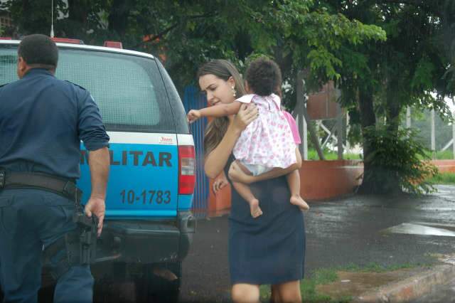  Crian&ccedil;a de um ano e beb&ecirc; resgatados pelo Conselho Tutelar v&atilde;o para abrigo