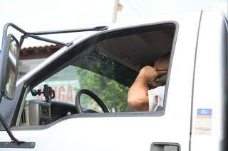 Celular ao volante é uma das principais infrações. (Foto:Fernando Antunes) 