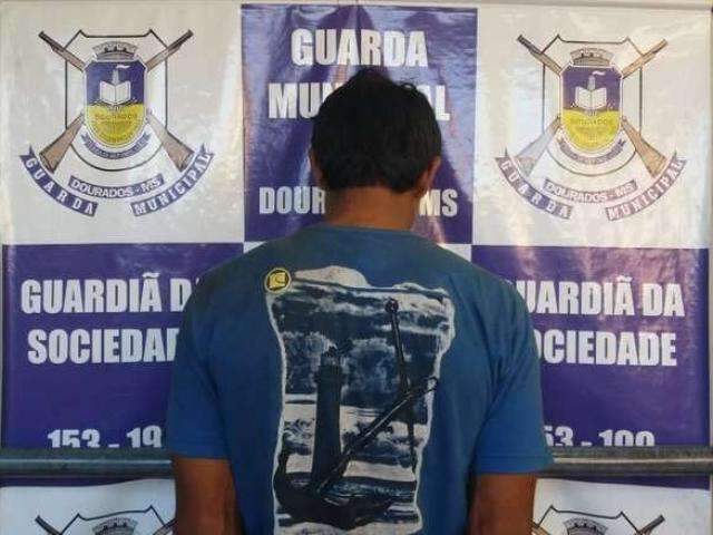 V&iacute;tima acorda com ladr&atilde;o dentro de casa e impede furto de celular
