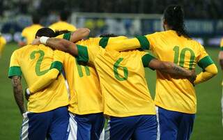 Daniel Alves, Neymar, Marcelo e Ronaldinho comemoram o primeiro gol do Brasil. (Foto: Resource)