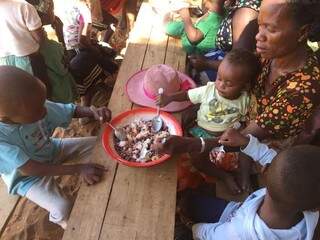 Comida no prato depende de doações em país afligido por seca. (Foto: Fraternidade Sem Fronteiras)
