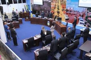 Sessão da Câmara de Dourados, ontem à noite; vereadores aprovaram mudanças no plano de cargos e carreiras (Foto: Thiago Morais/Divulgação)