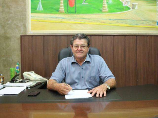 Para cortar gastos, prefeito pede redu&ccedil;&atilde;o do pr&oacute;prio sal&aacute;rio 