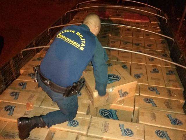 Caminhoneiro &eacute; preso com 20 mil pacotes de cigarros contrabandeados 