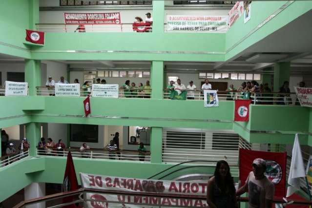 Sem-terra ocupam Incra e cobram assentamento de 3,5 mil fam&iacute;lias