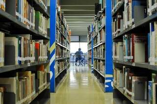 Com o  Google, as enciclopédias sumiram da sala e os frequentadores da biblioteca também. (Foto: Alcides Neto) 