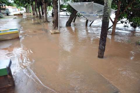 Rio Taquari continua subindo e famílias devem permanecer em alerta