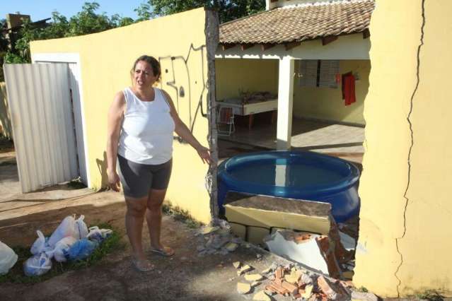 Motorista foge depois de derrubar muro no bairro Monte Castelo 