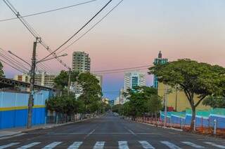 O dia amanheceu claro em Campo Grande e previsão é de temperatura alta em todo Estado. (Foto: Fernando Antunes) 