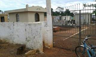 Ação dos ladrões deixou estragos e prejuízos no cemitério. (Foto: Vicentina Online)
