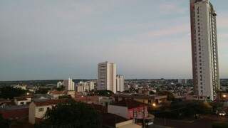 Manhã com céu parcialmente nublado em Campo Grande. (Foto: André Bittar)