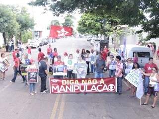 Manifestação na rua da entrada lateral da TV Morena, na tarde desta sexta (Foto: Alan Nantes)
