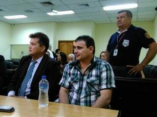 Vilmar Acosta (camisa xadrez) durante audiência hoje no Paraguai (Foto: ABC Color)