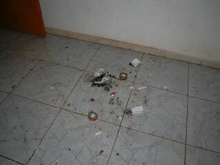 No chão de um dos quartos da casa, vestígios de drogas (Foto: Simão Nogueira)