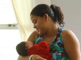 Vitória e a pequena Jhully, o primeiro de muitos natais (Foto: André Bittar)