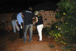 Peritos verificam local do crime (Foto: OSvaldo Duarte/Dourados News)