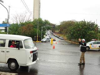 Agente da Agetran orienta motoristas no cruzamento da avenida Via Parque com a Rua Antônio Maria Coelho. (Foto: Rodrigo Pazinato)
