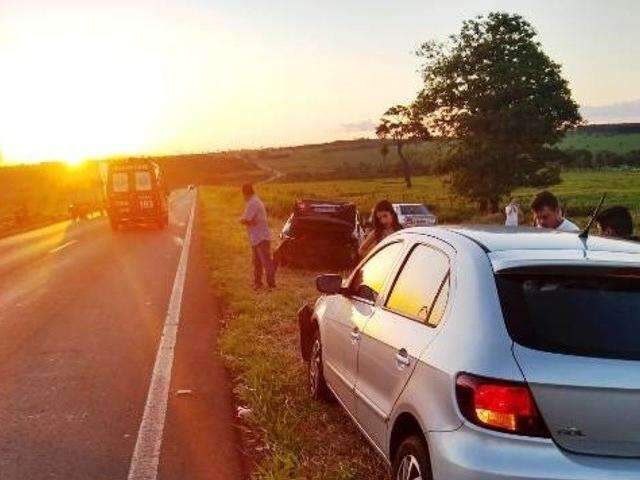 Pol&iacute;cia Militar e bombeiros atendem a batida envolvendo 3 ve&iacute;culos na MS-276
