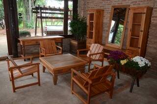 Cadeiras feitas com madeira de demolição, inclusive com assoalho antigo, por R$ 280,00. (Fotos: Minamar Júnior)