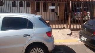 O morador já colocou placa e pintou o chão de amarelo mas nem assim os condutores deixam de estacionar em frente a garagem (Foto: Marcos Rodrigues)