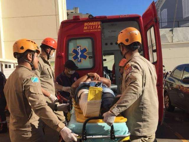 Carro desgovernado atinge 3 ve&iacute;culos e atropela funcion&aacute;rio de mercado 