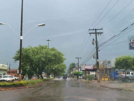 Chuva r&aacute;pida alaga ruas centrais, mas sol volta e calor predomina