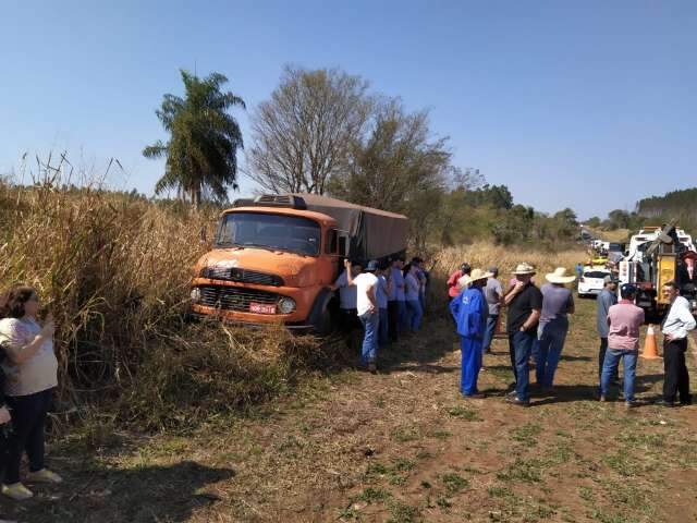 Tr&aacute;fego &eacute; liberado em meia pista no local de acidente com 4 caminh&otilde;es