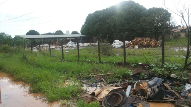 &quot;Ilhados&quot;, moradores de &aacute;reas alagadas cobram provid&ecirc;ncias da Prefeitura