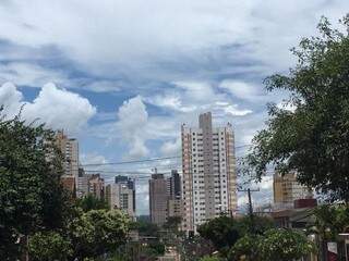 Em Campo Grande, céu claro com nuvens. (Foto: Julia Kaifanny)