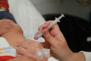 Criança sendo vacinada. (Foto: Marcos Ermínio)