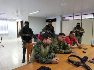 Três dos policiais a serviço do crime, presos hoje no Paraguai (Foto: ABC Color)