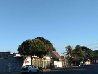 
Domingo amanheceu com céu azul de brigadeiro na Rua Padre João Crippa, na região central da capital sul-mato-grossense (Foto: Mirian Machado)
