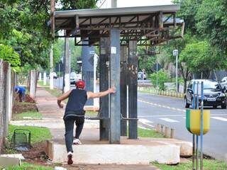 Para caminhar pelo Parque, pedestre pula obstáculos, como o degrau do ponto de ônibus. (Fotos: João Garrigó)