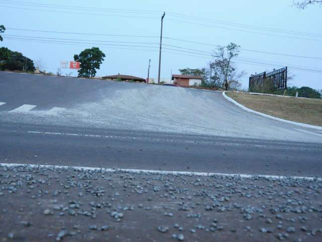  Pedras na pista geram risco de acidente em frente ao Parque das Na&ccedil;&otilde;es
