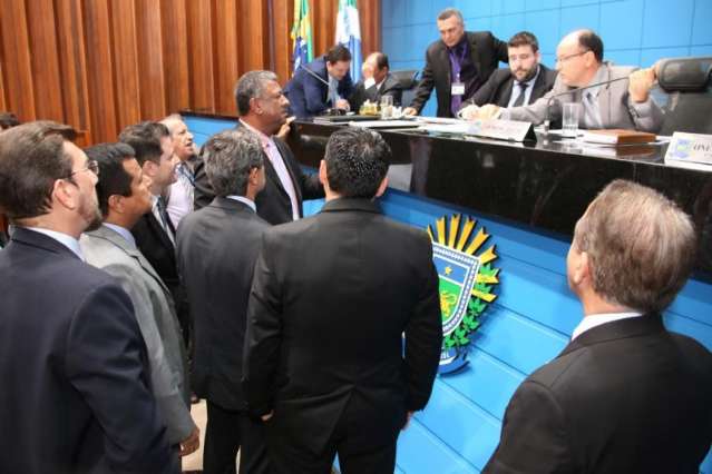 Sob protestos, deputados aprovam renegocia&ccedil;&atilde;o da d&iacute;vida com a Uni&atilde;o