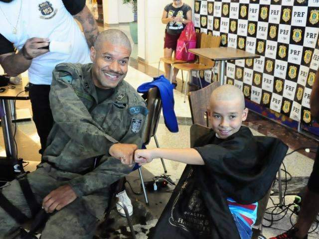 Policiais escoltam crian&ccedil;as com c&acirc;ncer e raspam o cabelo em apoio