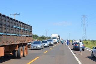 Conforme a PRF, o congestionamento chegou a 5 quilômetros de congestionamento. (Foto: Guilherme Henri) 